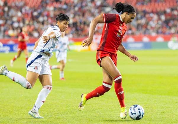(250628) -- TORONTO, June 28, 2025 -- Jade Rose (R) of Canada breaks through during an international women s friendly match between Canada and Costa Rica in Toronto, Canada, on June 27, 2025. (Photo by Xinhua) (SP)CANADA-TORONTO-FOOTBALL-INTERNATIONAL WOMEN S FRIENDLY MATCH-CANADA VS COSTA RICA ZouxZheng 