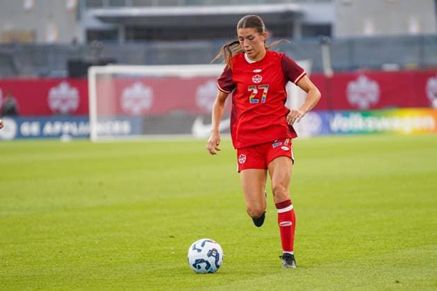 June 27, 2025, Toronto, Ontario, Canada: Holly Ward 27 of Canada drives the ball forward during the International Women s Friendly match between Canada and Costa Rica at BMO Field. on June 27, 2025 in Toronto, Canada. Toronto Canada - ZUMAe321 20250627_zsa_e321_002 Copyright: xLeonardoxRamirezx