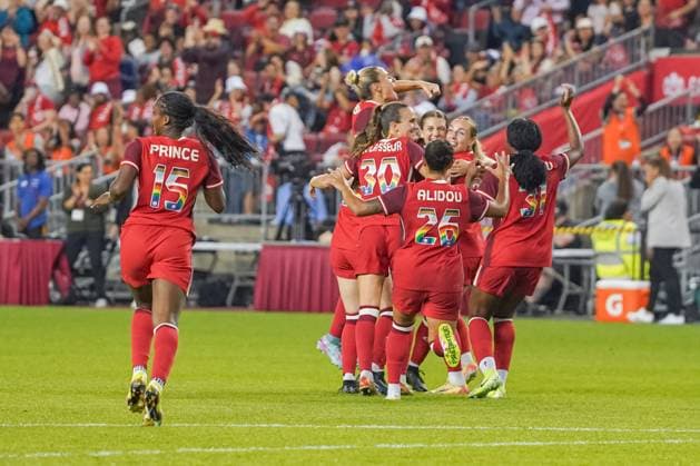 June 27, 2025, Toronto, Ontario, Canada: Holly Ward 27 of Canada and the team celebrates the team s second goal during the International Women s Friendly match between Canada and Costa Rica at BMO Field. on June 27, 2025 in Toronto, Canada. Toronto Canada - ZUMAe321 20250627_zsa_e321_006 Copyright: xLeonardoxRamirezx
