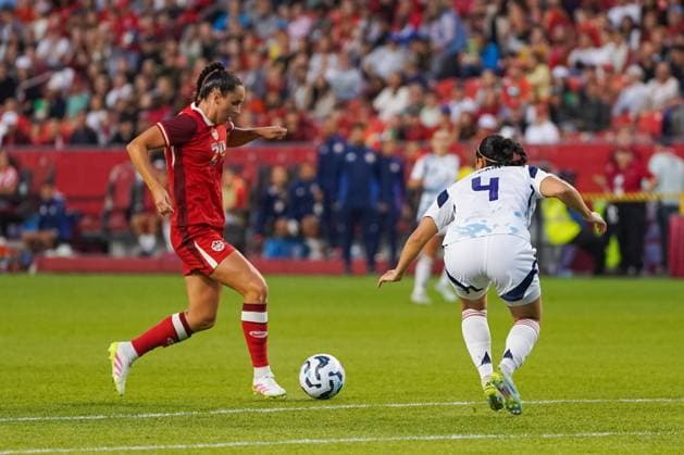 June 27, 2025, Toronto, Ontario, Canada: Evelyne Viens 24 of Canada is pressured by Mariana Benavides 4 of Costa Rica during the International Women s Friendly match between Canada and Costa Rica at BMO Field. on June 27, 2025 in Toronto, Canada. Toronto Canada - ZUMAe321 20250627_zsa_e321_012 Copyright: xLeonardoxRamirezx