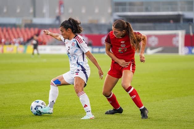 June 27, 2025, Toronto, Ontario, Canada: Gabriela Guillen 2 of Costa Rica and Holly Ward 27 of Canada battle for the ball during the International Women s Friendly match between Canada and Costa Rica at BMO Field. on June 27, 2025 in Toronto, Canada. Toronto Canada - ZUMAe321 20250627_zsa_e321_048 Copyright: xLeonardoxRamirezx
