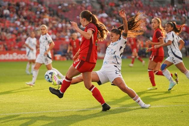 June 27, 2025, Toronto, Ontario, Canada: Holly Ward 27 of Canada and Gabriela Guillen 2 of Costa Rica battle for the ball during the International Women s Friendly match between Canada and Costa Rica at BMO Field. on June 27, 2025 in Toronto, Canada. Toronto Canada - ZUMAe321 20250627_zsa_e321_014 Copyright: xLeonardoxRamirezx