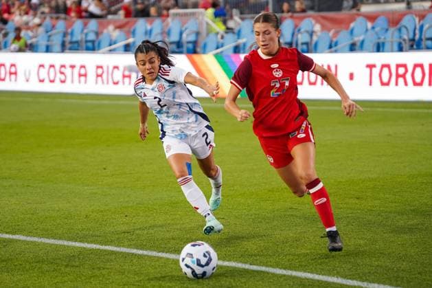 June 27, 2025, Toronto, Ontario, Canada: Holly Ward 27 of Canada is pressured by Gabriela Guillen 2 of Costa Rica during the International Women s Friendly match between Canada and Costa Rica at BMO Field. on June 27, 2025 in Toronto, Canada. Toronto Canada - ZUMAe321 20250627_zsa_e321_017 Copyright: xLeonardoxRamirezx