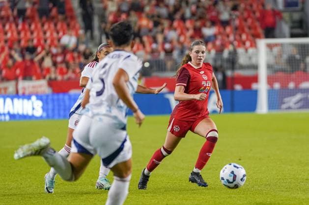 June 27, 2025, Toronto, Ontario, Canada: Kayla Briggs 28 of Canada drives the ball forward during the International Women s Friendly match between Canada and Costa Rica at BMO Field. on June 27, 2025 in Toronto, Canada. Toronto Canada - ZUMAe321 20250627_zsa_e321_063 Copyright: xLeonardoxRamirezx