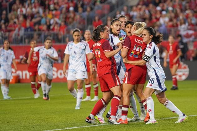 June 27, 2025, Toronto, Ontario, Canada: Adriana Leon 19 of Canada and Noelia Bermudez 1 of Costa Rica fighting during the International Women s Friendly match between Canada and Costa Rica at BMO Field. on June 27, 2025 in Toronto, Canada. Toronto Canada - ZUMAe321 20250627_zsa_e321_045 Copyright: xLeonardoxRamirezx