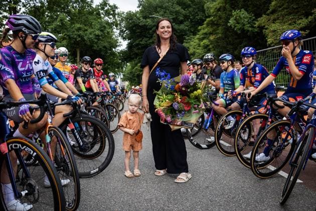 EDE - Chantal van den Broek-Blaak receives a tribute from the peloton at her farewell as a cyclist before the start of the Dutch women s Road cycling, Rad, Radsport, Strasse championships. ANP VINCENT JANNINK xVIxANPxSportx xxANPxIVx 530617845 originalFilename: 530617845.jpg