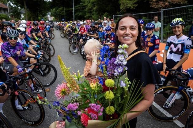 EDE - Chantal van den Broek-Blaak receives a tribute from the peloton at her farewell as a cyclist before the start of the Dutch women s Road cycling, Rad, Radsport, Strasse championships. ANP VINCENT JANNINK xVIxANPxSportx xxANPxIVx 530617850 originalFilename: 530617850.jpg