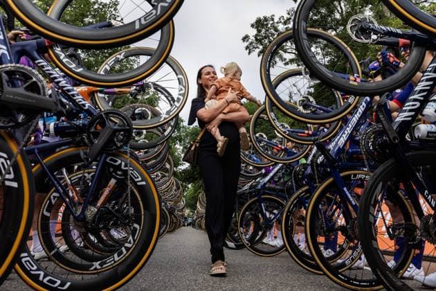 EDE - Chantal van den Broek-Blaak receives a tribute from the peloton at her farewell as a cyclist before the start of the Dutch women s Road cycling, Rad, Radsport, Strasse championships. ANP VINCENT JANNINK xVIxANPxSportx xxANPxIVx 530617912 originalFilename: 530617912.jpg