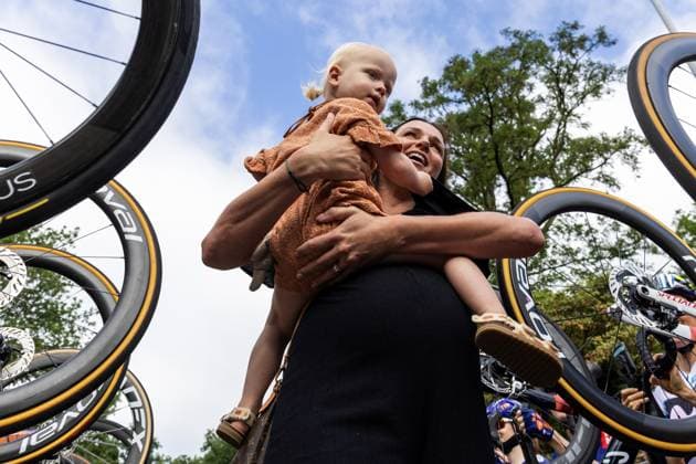 EDE - Chantal van den Broek-Blaak receives a tribute from the peloton at her farewell as a cyclist before the start of the Dutch women s Road cycling, Rad, Radsport, Strasse championships. ANP VINCENT JANNINK xVIxANPxSportx xxANPxIVx 530617943 originalFilename: 530617943.jpg