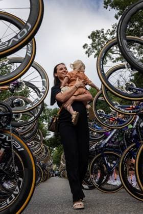 EDE - Chantal van den Broek-Blaak receives a tribute from the peloton at her farewell as a cyclist before the start of the Dutch women s Road cycling, Rad, Radsport, Strasse championships. ANP VINCENT JANNINK xVIxANPxSportx xxANPxIVx 530617981 originalFilename: 530617981.jpg