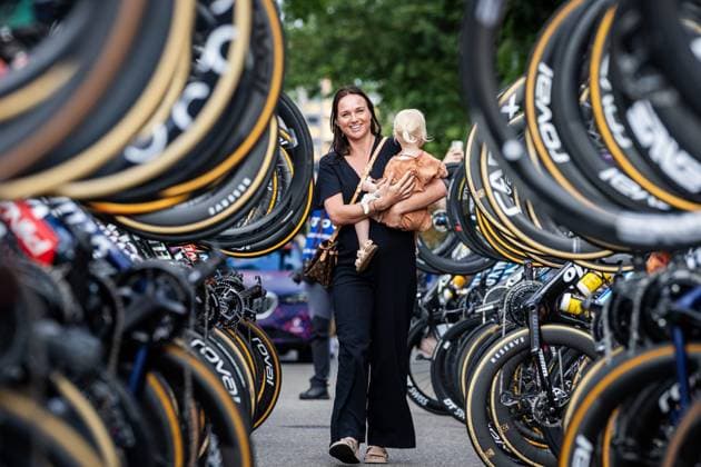 EDE - Chantal van den Broek-Blaak receives a tribute from the peloton at her farewell as a cyclist before the start of the Dutch women s Road cycling, Rad, Radsport, Strasse championships. ANP VINCENT JANNINK xVIxANPxSportx xxANPxIVx 530618008 originalFilename: 530618008.jpg
