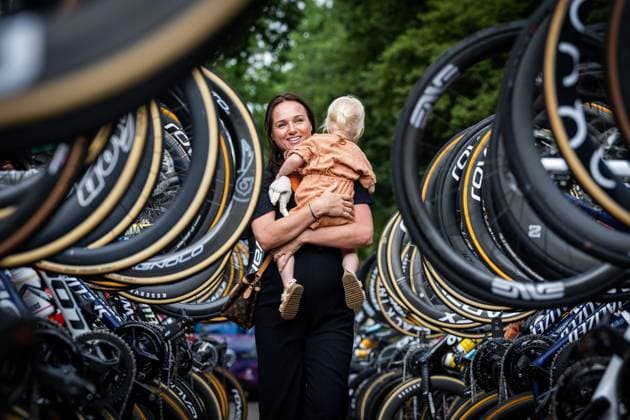Sport Bilder des Tages EDE - Chantal van den Broek-Blaak receives a tribute from the peloton at her farewell as a cyclist before the start of the Dutch women s Road cycling, Rad, Radsport, Strasse championships. ANP VINCENT JANNINK xVIxANPxSportx xxANPxIVx 530618094 originalFilename: 530618094.jpg