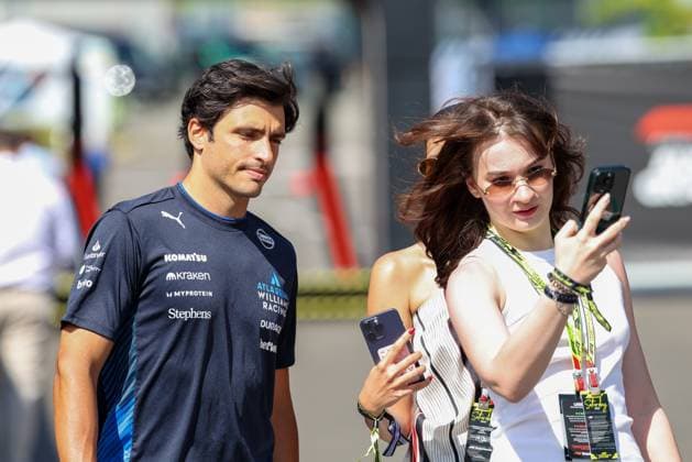 Carlos Sainz jr Atlassian Williams Racing 55 in the paddock, paddock, with a fan taking a selfie 3 Free Practice, Grand Prix of Austria, Motorsport, Men, Formula 1, 28 06 2025 Spielberg Styria Austria Copyright: xkolbert-press ChristianxKolbertx