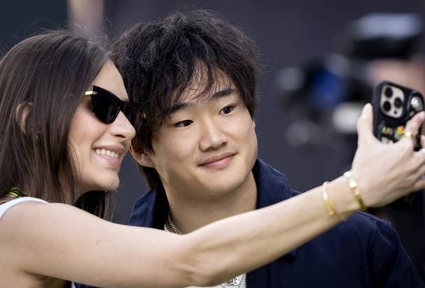SPIELBERG - Yuki Tsunoda (Red Bull Racing) poses for a photo with a fan at the Red Bull Ring race track prior to the third free practice session leading up to the Austrian Grand Prix. ANP SANDER KING xVIxANPxSportx xxANPxIVx 530620403 originalFilename: 530620403.jpg