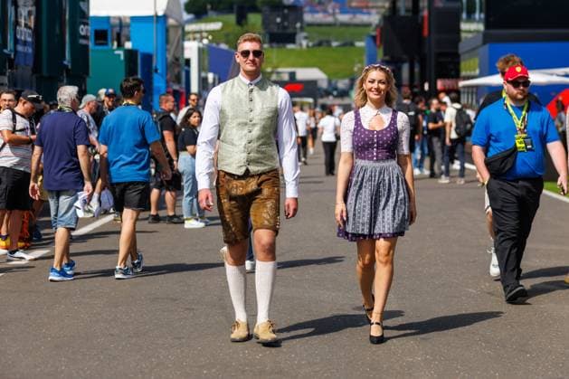 Man and woman in lederhosen and dirndl, Austrian Grand Prix, Motorsport, Formula 1, 2025 season, 28 06 2025 Austrian Grand Prix, Motorsport, Formula 1, 2025 season, 28 06 2025 Copyright: xEibner-Pressefoto AlexanderxNeisx EP_ANS