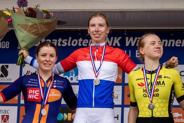 EDE - Champion Lorena Wiebes amid Charlotte Kool (second) (l) and Nienke Veenhoven (third) during the homage after winning during the Dutch women s Road cycling, Rad, Radsport, Strasse championships. ANP VINCENT JANNINK xVIxANPxSportx xxANPxIVx 530623986 originalFilename: 530623986.jpg