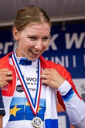 EDE - Champion Lorena Wiebes during the homage after winning during the Dutch women s Road cycling, Rad, Radsport, Strasse championships. ANP VINCENT JANNINK xVIxANPxSportx xxANPxIVx 530624024 originalFilename: 530624024.jpg