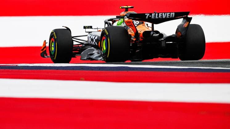 MOTORI - Formula 1 - MSC Cruises Austrian Grand Prix 2025 4 Lando Norris Of The Team Mclaren Formula 1 Team, Mclaren Mercedes MCL39,In Free Practice ,During Fia Formula One World Championship, WM, Weltmeisterschaft F1 Austria Grand Prix 2025, 27 June , In Spielberg Austria Austria Austria  Copyright: xIPAxSport ABACAx