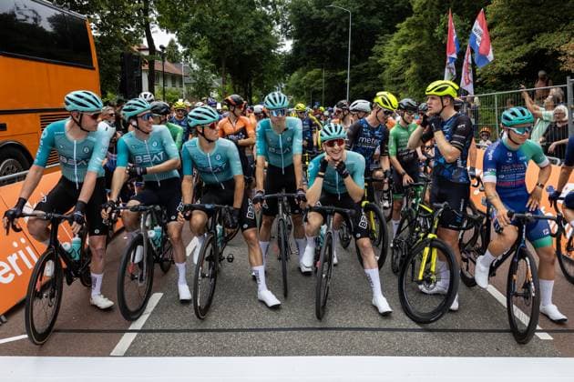 EDE - The peloton at the start during the Dutch men s Road cycling, Rad, Radsport, Strasse championships. ANP VINCENT JANNINK xVIxANPxSportx xxANPxIVx 530625599 originalFilename: 530625599.jpg