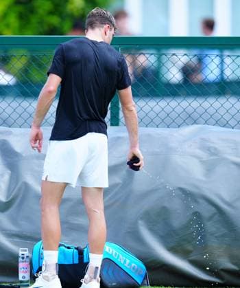 Jack Draper wrings his wristband out after his first practice session of the day Wimbledon Tennis Championships, Saturday Practice, The All England Lawn Tennis and Croquet Club, London, UK - 28 Jun 2025London The All England Lawn Tennis and United Kingdom  Copyright: xJavierxGarcia Shutterstockx 15371374c