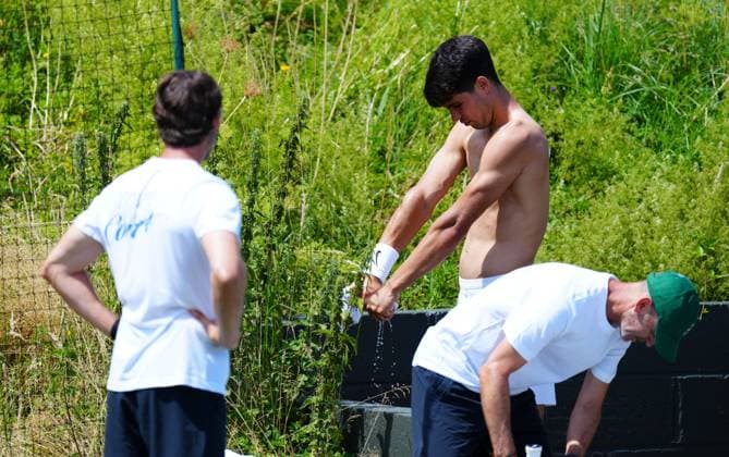 Carlos Alcaraz wrings out his shirt after practice Wimbledon Tennis Championships, Saturday Practice, The All England Lawn Tennis and Croquet Club, London, UK - 28 Jun 2025London The All England Lawn Tennis and United Kingdom  Copyright: xJavierxGarcia Shutterstockx 15371374j