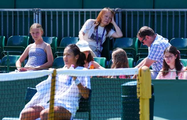Emma Raducanu practices watched by her mother Wimbledon Tennis Championships, Saturday Practice, The All England Lawn Tennis and Croquet Club, London, UK - 28 Jun 2025London The All England Lawn Tennis and United Kingdom  Copyright: xJavierxGarcia Shutterstockx 15371374y