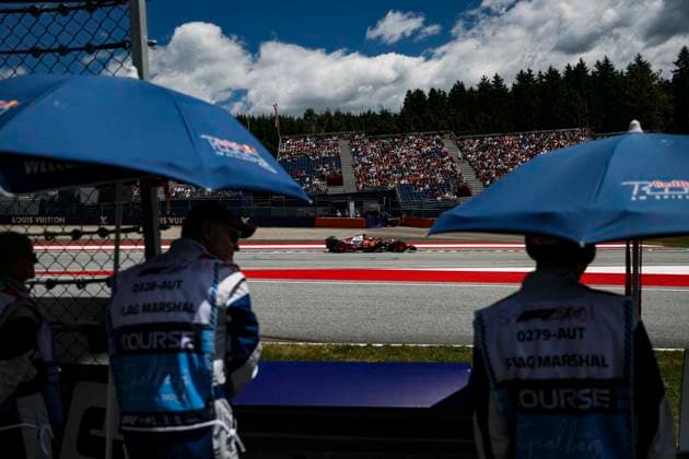 F1 - AUSTRIAN GRAND PRIX 2025 44 HAMILTON Lewis (gbr), Scuderia Ferrari SF-25, action marshall, commissaire de piste, marshal, marshalls, marshals during the Formula 1 MSC Cruises Austrian Grand Prix 2025, 11th round of the 2025 FIA Formula One World Championship, WM, Weltmeisterschaft from June 27 to 29, 2025 on the Red Bull Ring, in Spielberg, Austria - SpielbergAustria Copyright: xXavixBonillax