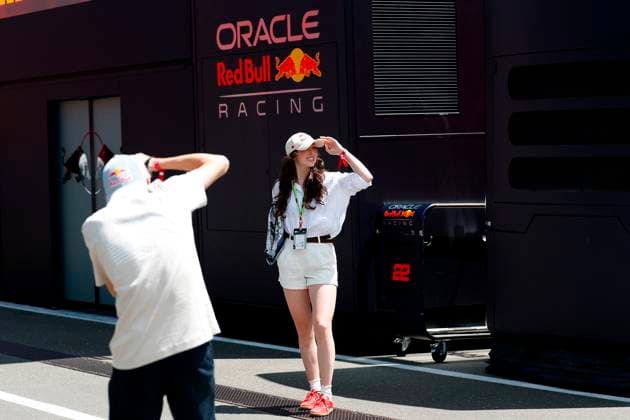 28 06 2025, xsvx, Motorsport FIA Formula 1, Austrian Grand Prix v l Ski jumper Daniel Tschofenig with his girlfriend Alexandria Loutitt FIA REGULATIONS PROHIBIT ANY USE OF PHOTOGRAPHS as IMAGE SEQUENCES and or QUASI VIDEO Zeltweg Spielberg