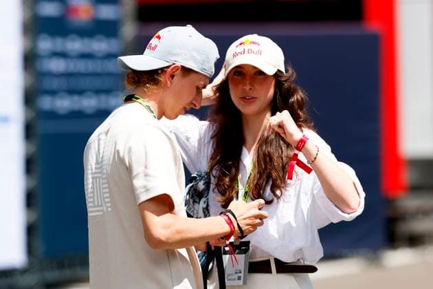 28 06 2025, xsvx, Motorsport FIA Formula 1, Austrian Grand Prix v l Ski jumper Daniel Tschofenig with his girlfriend Alexandria Loutitt FIA REGULATIONS PROHIBIT ANY USE OF PHOTOGRAPHS as IMAGE SEQUENCES and or QUASI VIDEO Zeltweg Spielberg