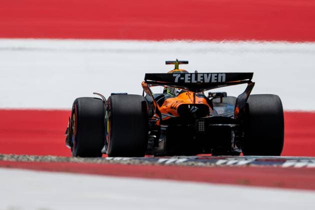 Oscar Piastri McLaren Formula 1 Team, Australia, 81 in MCL39 from behind in front of painted flag flag on the asphalt in the finish curve curve 10, AUT, Formula 1 World Championship, MSC Cruises Grand Prix of Austria, Red Bull Ring Spielberg, Qualifying Day, Season 2025, 28 06 2025 AUT, Formula 1 World Championship, MSC Cruises Grand Prix of Austria, Red Bull Ring Spielberg, Qualifying Day, Season 2025, 28 06 2025 Spielberg Copyright: xEibner-Pressefoto Memmlerx EP_MMR