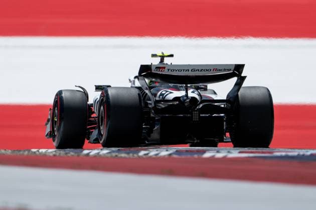 Oliver Bearman MoneyGram Haas F1 Team, Great Britain, 87 in VF 25 from behind in front of painted flag flag on the asphalt in the finish curve curve 10, AUT, Formula 1 World Championship, MSC Cruises Grand Prix of Austria, Red Bull Ring Spielberg, Qualifying Day, 2025 season, 28 06 2025 AUT, Formula 1 World Championship, MSC Cruises Grand Prix of Austria, Red Bull Ring Spielberg, Qualifying Day, 2025 season, 28 06 2025 Spielberg Copyright: xEibner-Pressefoto Memmlerx EP_MMR
