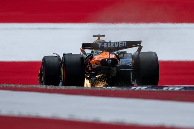Oscar Piastri McLaren Formula 1 Team, Australia, 81 in MCL39 with sparks Flying sparks from behind in front of painted flag Flag on the asphalt in the finish curve curve 10, AUT, Formula 1 World Championship, MSC Cruises Grand Prix of Austria, Red Bull Ring Spielberg, Qualifying Day, Season 2025, 28 06 2025 AUT, Formula 1 World Championship, MSC Cruises Grand Prix of Austria, Red Bull Ring Spielberg, Qualifying Day, Season 2025, 28 06 2025 Spielberg Copyright: xEibner-Pressefoto Memmlerx EP_MMR