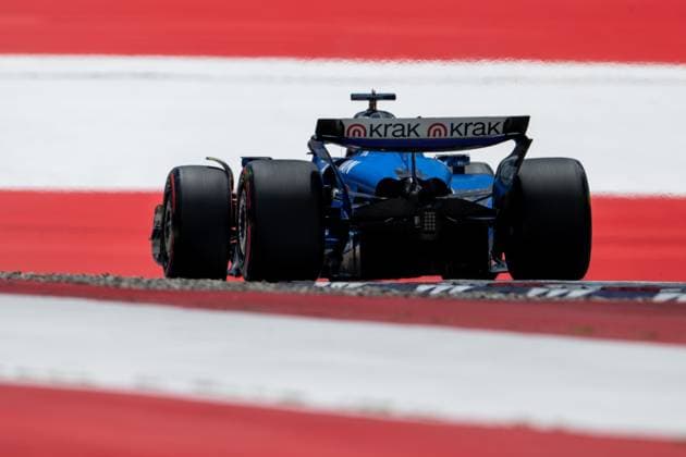 Alexander Albon Atlassian Williams Racing, Thailand, 23 in FW47 from behind in front of painted flag flag on the asphalt in the finish curve curve 10, AUT, Formula 1 World Championship, MSC Cruises Grand Prix of Austria, Red Bull Ring Spielberg, Qualifying Day, 2025 season, 28 06 2025 AUT, Formula 1 World Championship, MSC Cruises Grand Prix of Austria, Red Bull Ring Spielberg, Qualifying Day, 2025 season, 28 06 2025 Spielberg Copyright: xEibner-Pressefoto Memmlerx EP_MMR