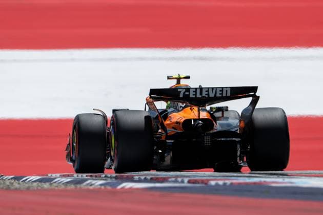 Lando Norris McLaren Formula 1 Team, Great Britain, 04 in MCL39 from behind in front of painted flag flag on the asphalt in the finish curve curve 10, AUT, Formula 1 World Championship, MSC Cruises Grand Prix of Austria, Red Bull Ring Spielberg, Qualifying Day, Season 2025, 28 06 2025 AUT, Formula 1 World Championship, MSC Cruises Grand Prix of Austria, Red Bull Ring Spielberg, Qualifying Day, Season 2025, 28 06 2025 Spielberg Copyright: xEibner-Pressefoto Memmlerx EP_MMR