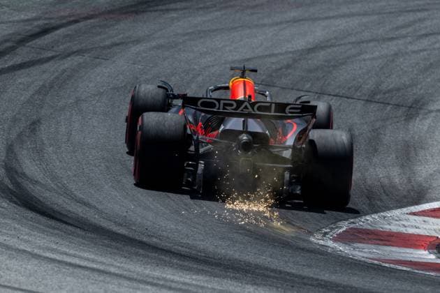 Max Verstappen Oracle Red Bull Racing, Netherlands, 01 in RB21 with sparks flying, AUT, Formula 1 World Championship, MSC Cruises Grand Prix of Austria, Red Bull Ring Spielberg, Qualifying Day, 2025 season, 28 06 2025 AUT, Formula 1 World Championship, MSC Cruises Grand Prix of Austria, Red Bull Ring Spielberg, Qualifying Day, 2025 season, 28 06 2025 Spielberg Copyright: xEibner-Pressefoto Memmlerx EP_MMR