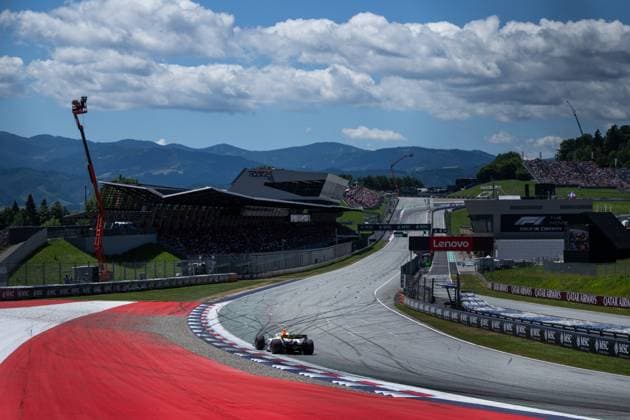 Liam Lawson Visa Cash App Racing Bulls F1 Team, New Zealand, 30 in VCARB 02 in the last corner with a view of the start-finish straight and Alpine panorama, AUT, Formula 1 World Championship, MSC Cruises Grand Prix of Austria, Red Bull Ring Spielberg, Qualifying Day, 2025 season, 28 06 2025 AUT, Formula 1 World Championship, MSC Cruises Grand Prix of Austria, Red Bull Ring Spielberg, Qualifying Day, 2025 season, 28 06 2025 Spielberg Copyright: xEibner-Pressefoto Memmlerx EP_MMR
