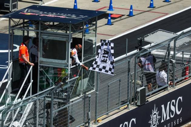 F1 - AUSTRIAN GRAND PRIX 2025 chequered flag, drapeau a damier during the Formula 1 MSC Cruises Austrian Grand Prix 2025, 11th round of the 2025 FIA Formula One World Championship, WM, Weltmeisterschaft from June 27 to 29, 2025 on the Red Bull Ring, in Spielberg, Austria - SpielbergAustria  Copyright: xANTONINxVINCENTx