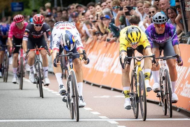 EDE - Danny van Poppel (l) wins narrowly ahead of Olav Kooij (m) (second) and Dyllan Groenewegen (third) during the Dutch men s Road cycling, Rad, Radsport, Strasse championships. ANP VINCENT JANNINK xVIxANPxSportx xxANPxIVx 530634234 originalFilename: 530634234.jpg