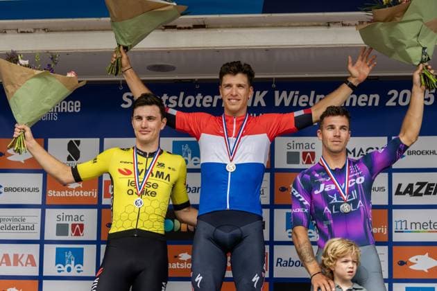 Bilder des Jahres 2025, Sport 06 Juni Sport Bilder des Tages EDE - Champion Danny van Poppel amid Olav Kooij (l) (second) and Dylan Groenewegen (third) during the inauguration of the Dutch men s Road cycling, Rad, Radsport, Strasse championships. ANP VINCENT JANNINK xVIxANPxSportx xxANPxIVx 530635169 originalFilename: 530635169.jpg