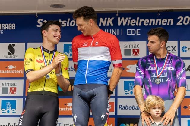 EDE - Champion Danny van Poppel amid Olav Kooij (l) (second) and Dylan Groenewegen (third) during the inauguration of the Dutch men s Road cycling, Rad, Radsport, Strasse championships. ANP VINCENT JANNINK xVIxANPxSportx xxANPxIVx 530635345 originalFilename: 530635345.jpg