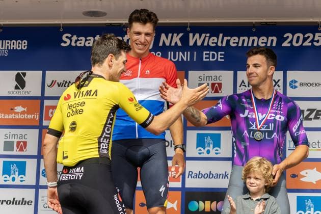 EDE - Champion Danny van Poppel amid Olav Kooij (l) (second) and Dylan Groenewegen (third) during the inauguration of the Dutch men s Road cycling, Rad, Radsport, Strasse championships. ANP VINCENT JANNINK xVIxANPxSportx xxANPxIVx 530635399 originalFilename: 530635399.jpg