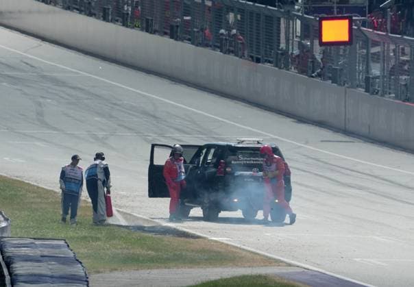 Formula 1 Austrian Grand Prix 2025 28 06 2025, Red Bull Ring, Spielberg, Formula 1 Austrian Grand Prix 2025 , pictured Red flag, qualifying is stopped due to a grass fire on the track Track marshals extinguish the fire nordphotoxGmbHx xBratic nph00250