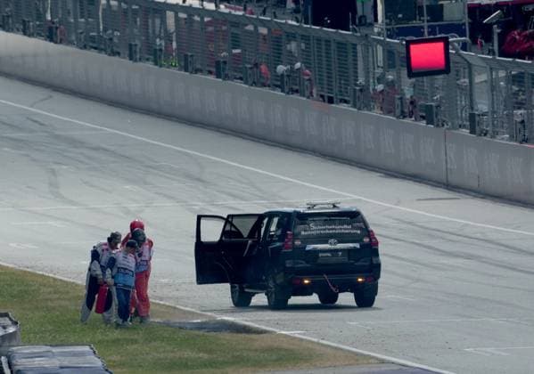 Formula 1 Austrian Grand Prix 2025 28 06 2025, Red Bull Ring, Spielberg, Formula 1 Austrian Grand Prix 2025 , pictured Red flag, qualifying is stopped due to a grass fire on the track Track marshals extinguish the fire nordphotoxGmbHx xBratic nph00250