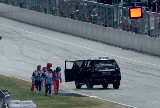 Formula 1 Austrian Grand Prix 2025 28 06 2025, Red Bull Ring, Spielberg, Formula 1 Austrian Grand Prix 2025 , pictured Red flag, qualifying is stopped due to a grass fire on the track Track marshals extinguish the fire nordphotoxGmbHx xBratic nph00250