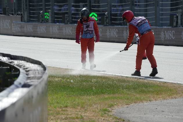 Formula 1 Austrian Grand Prix 2025 28 06 2025, Red Bull Ring, Spielberg, Formula 1 Austrian Grand Prix 2025 , pictured Red flag, qualifying is stopped due to a grass fire on the track Track marshals extinguish the fire nordphotoxGmbHx xBratic nph00250