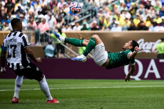 Bilder des Jahres 2025, Sport 06 Juni Sport Themen der Woche KW26 Sport Bilder des Tages SE Palmeiras v Botafogo FR - FIFA Club World Cup Vitor Roque of SE Palmeiras attempts a bycicle kick during the FIFA Club World Cup round of 16 football match between SE Palmeiras and Botafogo FR. Philadelphia United States Copyright: xNicoloxCampox