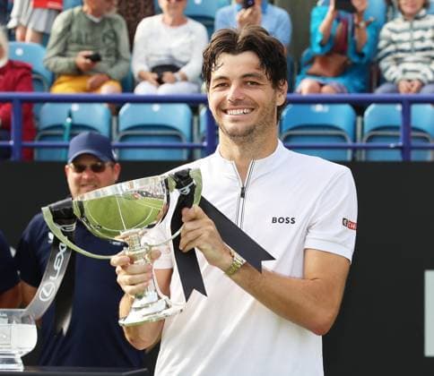 TENNIS - Eastbourne Open EASTBOURNE,ENGLAND,28.JUN.25 - TENNIS - ATP, Tennis Herren World Tour, Eastbourne Open. Image shows Taylor Fritz (USA). keywords: award ceremony, trophy  GEPAxpictures xAlanxGrieves