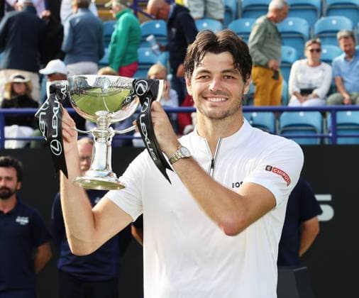 TENNIS - Eastbourne Open EASTBOURNE,ENGLAND,28.JUN.25 - TENNIS - ATP, Tennis Herren World Tour, Eastbourne Open. Image shows Taylor Fritz (USA). keywords: award ceremony, trophy  GEPAxpictures xAlanxGrieves