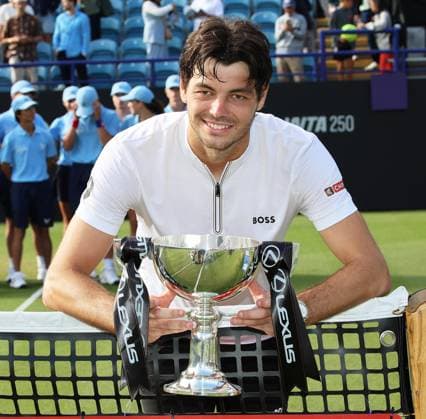 TENNIS - Eastbourne Open EASTBOURNE,ENGLAND,28.JUN.25 - TENNIS - ATP, Tennis Herren World Tour, Eastbourne Open. Image shows Taylor Fritz (USA). keywords: award ceremony, trophy  GEPAxpictures xAlanxGrieves