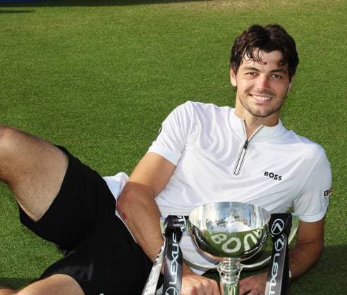 TENNIS - Eastbourne Open EASTBOURNE,ENGLAND,28.JUN.25 - TENNIS - ATP, Tennis Herren World Tour, Eastbourne Open. Image shows Taylor Fritz (USA). keywords: award ceremony, trophy  GEPAxpictures xAlanxGrieves